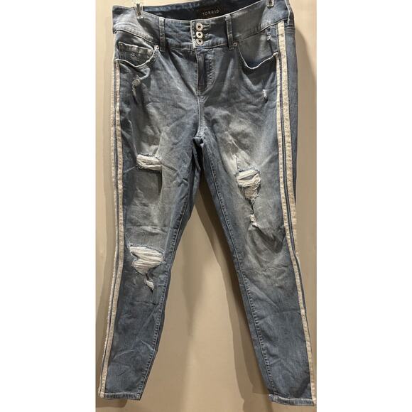 Torrid FeelTheFit Premium Stretch Jeans Blue Distressed Bombshell Straight 14R - Picture 1 of 7